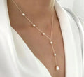 Collar vintage elegante con colgante y perlas